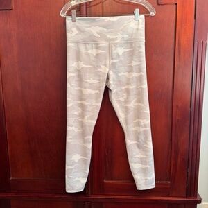 Athleta Elation Camo 7/8 Leggings in a white and taupe camouflage print Size Med